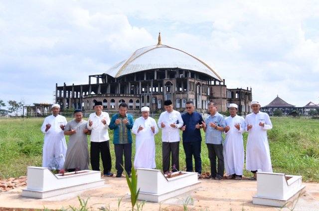Rektor Universitas Teknokrat Indonesia HM. Nasrullah Yusuf, memimpin Doa untuk Para suhada yang wafat saat acara Ijtimak Ulama Tablig Akbar di Kota Baru. (foto : ist)